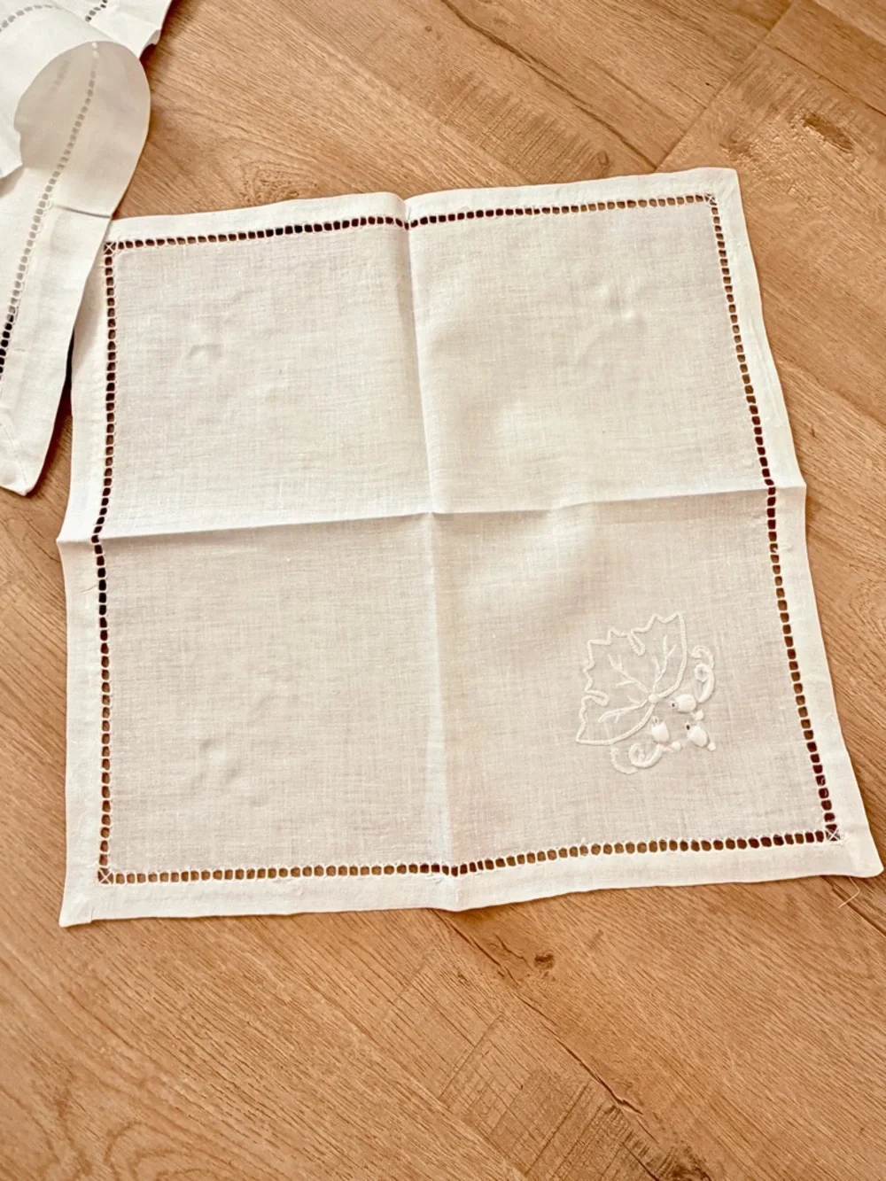 White Linen‎ Embroidered Grape Tablecloth & 8 Napkins Set 96” X 52.5”Vintage